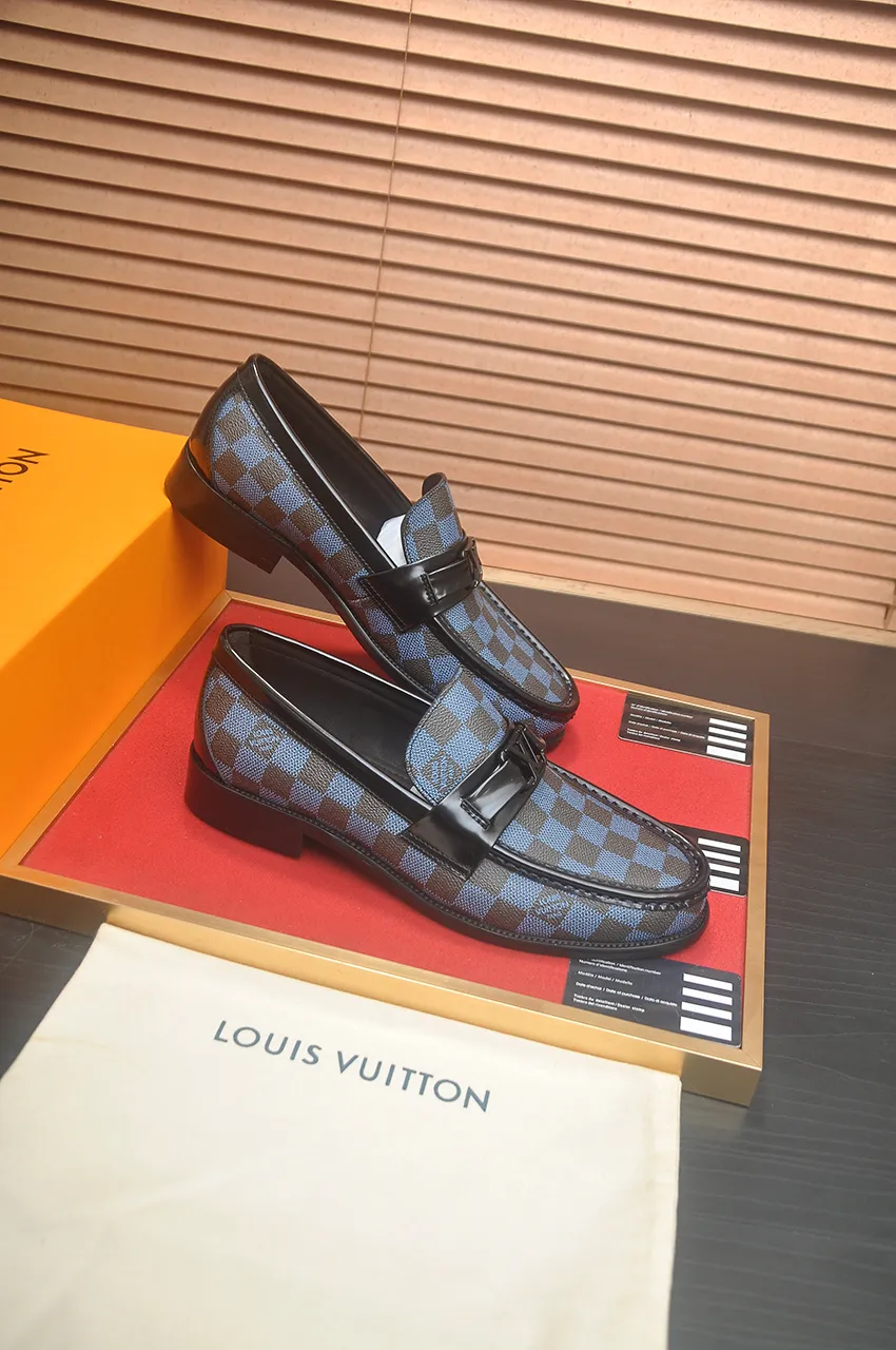 Men's men's shoes 💰540💶 [LV] (original single cowhide lining) 🍀LV's latest genuine leather business suit shoes are launched simultaneously on the official website. The first-layer cowhide imported from Italy is made of heavy gold, 💥official website 1:1 rubber outsole. Versatile to wear, high-end without losing class, and the color combination is extraordinary. This four-season style is alluring when worn on your feet, showing off your big-name flair. Standard code 39-45 (45 customized)